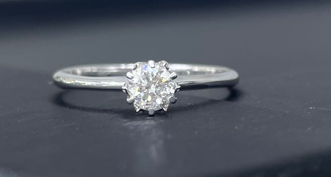 Classic solitaire ring